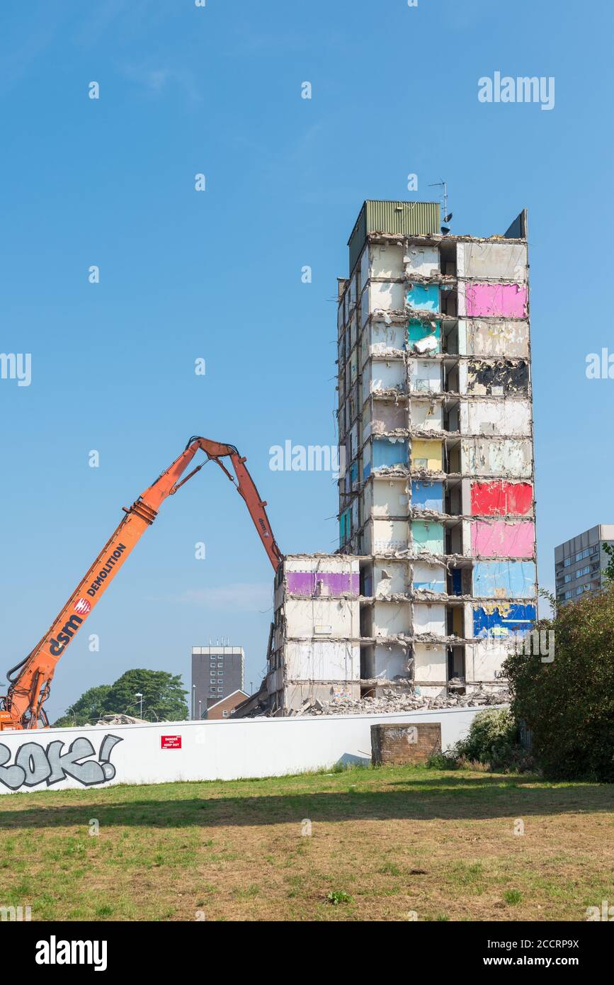Der Abriss des Heath House Tower Blocks in Druids Heath, Birmingham, wird von DSM Demolition Company durchgeführt Stockfoto