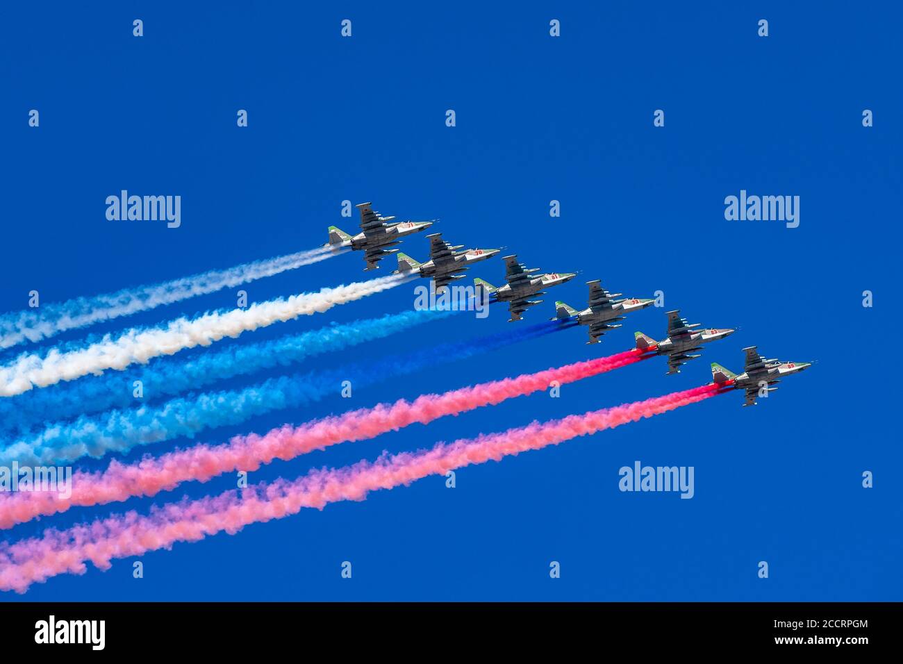 St. Petersburg, Russland. - 26. Juli 2020: Die Gruppe der russischen Kämpfer Suchoi Su-25 im Himmel. Navy Day Parade in St. Petersburg, Russland. Stockfoto
