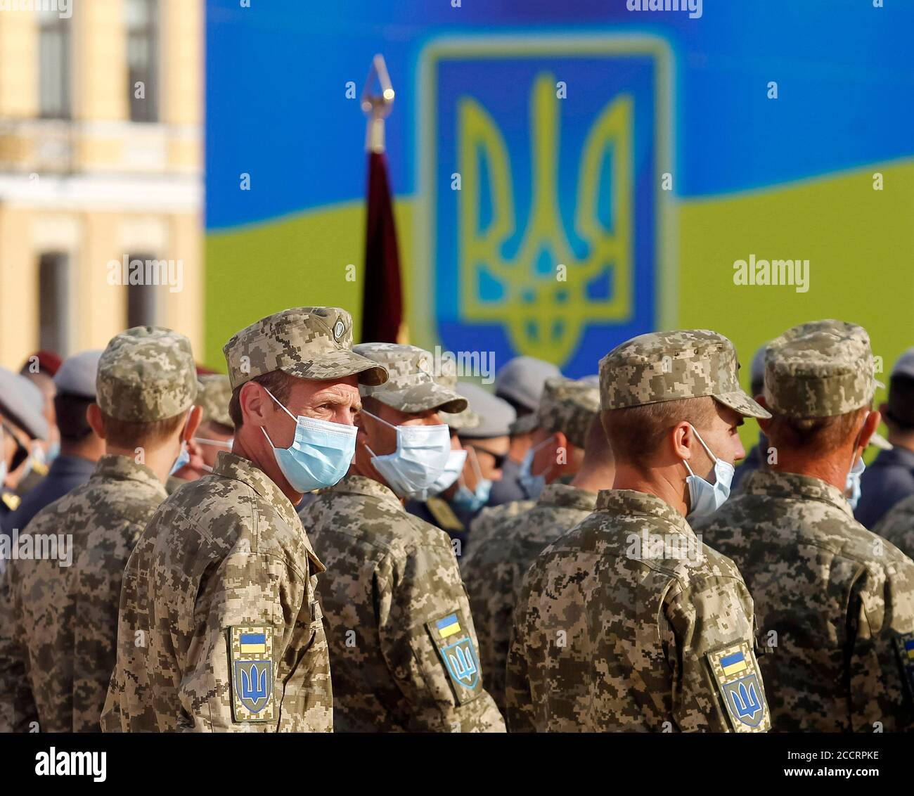 Kiew, Ukraine. August 2020. Ukrainische Militärangehörige nehmen am 29. Jahrestag des Unabhängigkeitstages der Ukraine auf dem Sophienplatz in Kiew an einer Fahnenaufhebung Teil. Kredit: SOPA Images Limited/Alamy Live Nachrichten Stockfoto