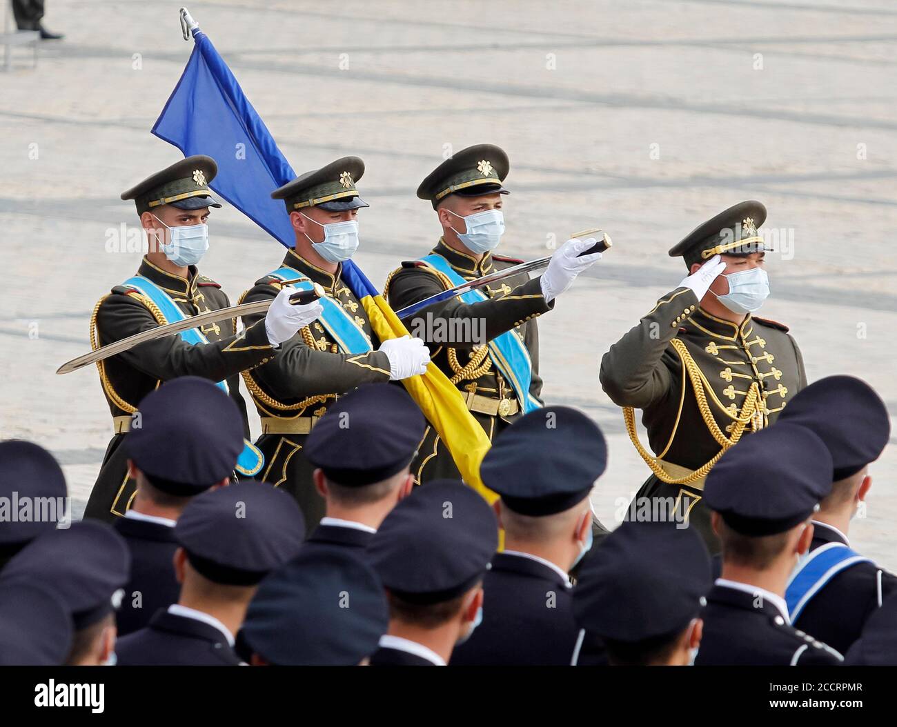 Kiew, Ukraine. August 2020. Ukrainische Militärangehörige marschieren bei einer Flaggenanhebung während des 29. Jahrestages des Unabhängigkeitstages der Ukraine auf dem Sophienplatz in Kiew. Kredit: SOPA Images Limited/Alamy Live Nachrichten Stockfoto