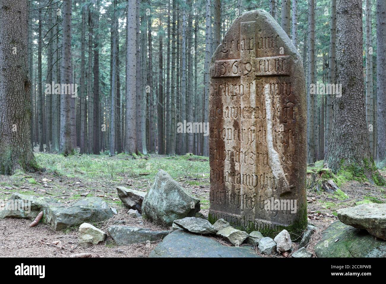 Vermittlungskreuz - ein Wilderer wurde an dieser Stelle im Jahr 1569 erschossen. Vojtechoc Dorf, Region Vysocina, Tschechische Republik. Stockfoto