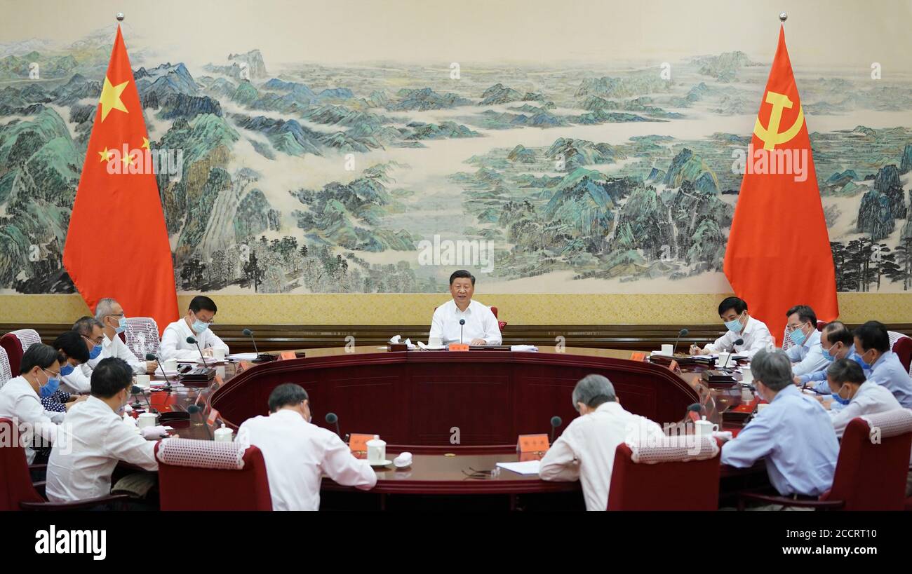 Peking, China. August 2020. Der chinesische Präsident Xi Jinping, auch Generalsekretär des Zentralkomitees der Kommunistischen Partei Chinas und Vorsitzender der Zentralen Militärkommission, leitet ein Symposium über wirtschaftliche und soziale Arbeit in Peking, der Hauptstadt Chinas, am 24. August 2020. Quelle: Li Xueren/Xinhua/Alamy Live News Stockfoto