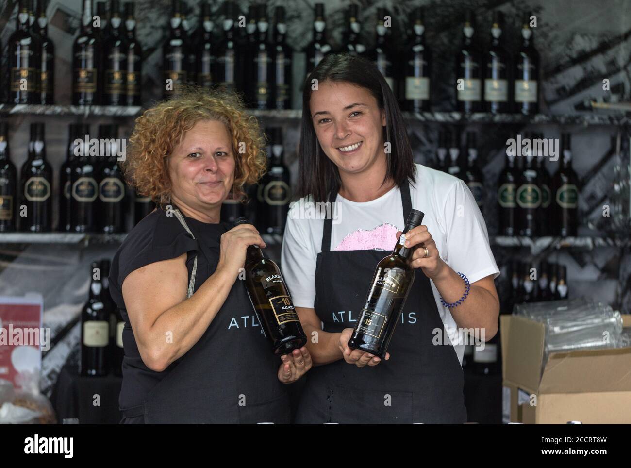 FUNCHAL, MADEIRA, PORUGAL - 3. SEPTEMBER 2016: Weinproduzenten ermutigen zur Verkostung ihrer Weine während des Madeira Wine Festival in Funchal auf Made Stockfoto