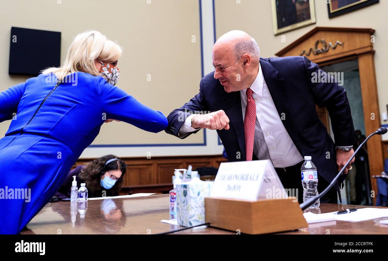 US-Postmaster General Louis DeJoy begrüßt die Vorsitzende des US-Repräsentantenhauses, Carolyn Maloney (Demokratin von New York) Mit einem Ellenbogenstoß, als er vor einer Anhörung des US-Repräsentantenhauses über Verlangsamungen im Postdienst vor den Wahlen im November auf dem Capitol Hill in Washington, USA, am 24. August 2020, aussagt. Quelle: Tom Brenner/Pool via CNP weltweit Stockfoto