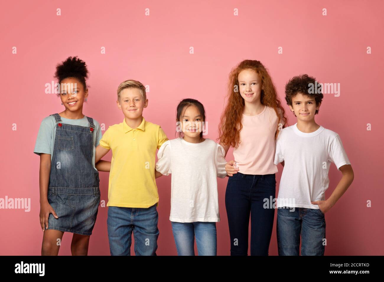 Zuruck Zur Schule Konzept Glucklich Diverse Jungen Und Madchen Posieren Uber Rosa Hintergrund Stockfotografie Alamy
