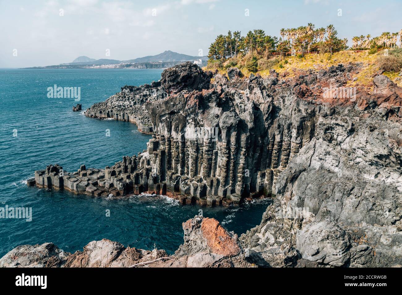 Daepo Jusangjeolli Cliff säulig Gelenke und Meer auf der Insel Jeju, Korea Stockfoto