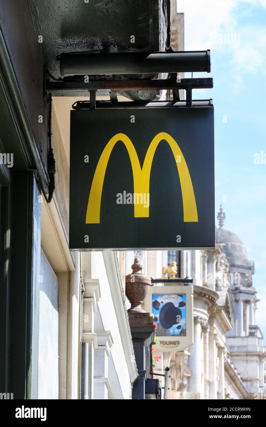 MC Donald's 'M', Fast-Food-Restaurantkette in Whitehall, London, England Stockfoto