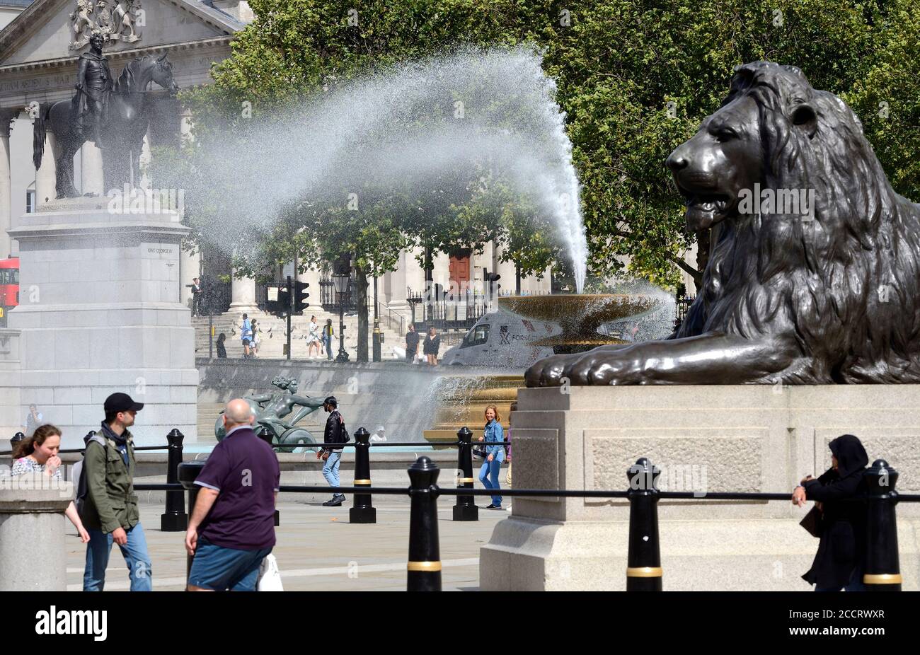 London, England, Großbritannien. Trafalgar Square - das Wasser eines der Brunnen, der von starken Windböen über den Platz geblasen wird, August 2020 Stockfoto