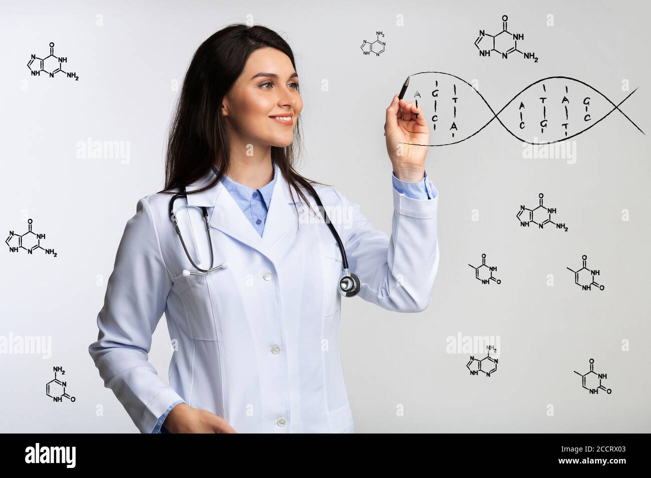 Innovative Medizin und Genetik. Ärztin zeichnet DNA Spirale auf unsichtbarem Bildschirm, grauer Hintergrund. Collage Stockfoto