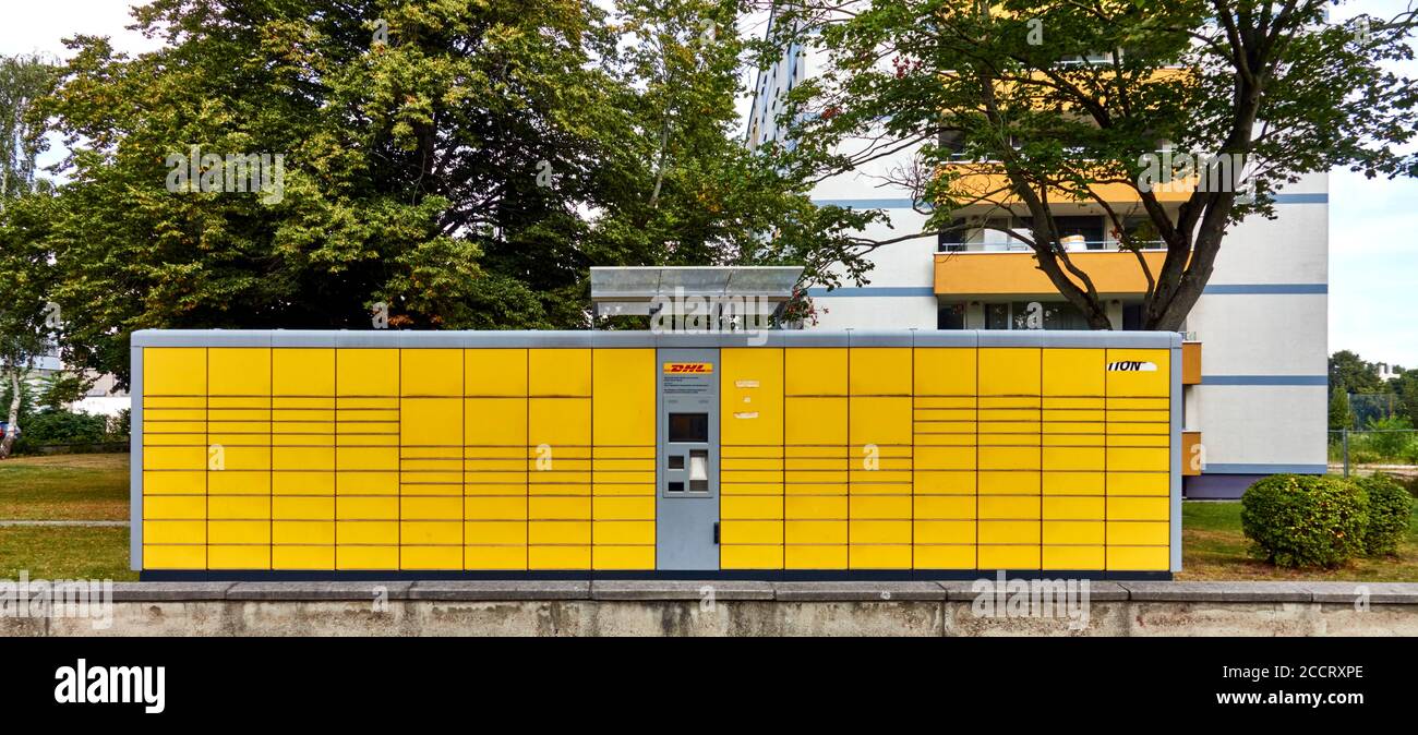 Gelbe Packstation zur Lagerung von Paketen der logidtig Firma DHL in Braunschweig, 18. August 2020 Stockfoto