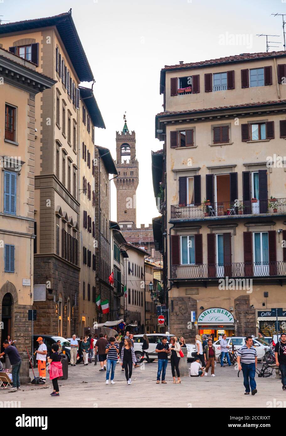 Florenz, Italien, 20. September 2015: Blick auf den Arnolfo-Turm des Palazzo Vecchio von der Piazza di Santa Croce in Florenz, Italien Stockfoto