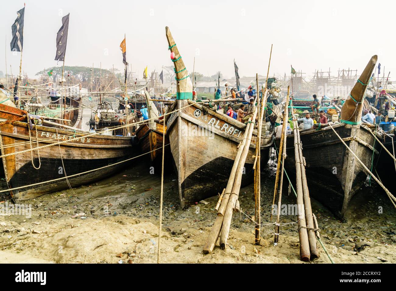 Chittagong, Bangladesch, 23. Dezember 2017: Traditionelle Fischerboote am Hafen am Karnaphuli-Fluss am Morgen Stockfoto