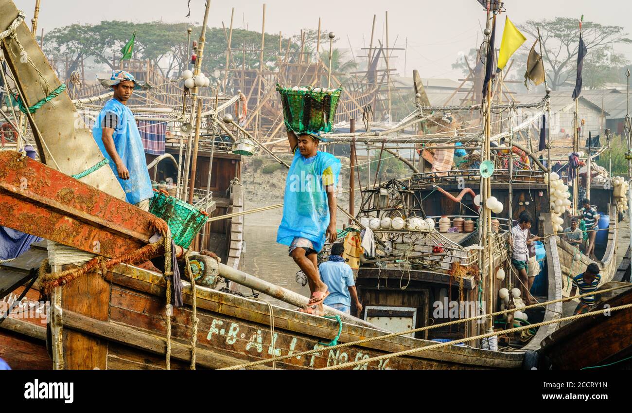Chittagong, Bangladesch, 23. Dezember 2017: Fischer bringen frischen Fang aus dem Boot im Hafen am Karnaphuli Fluss in Chittagong Stockfoto