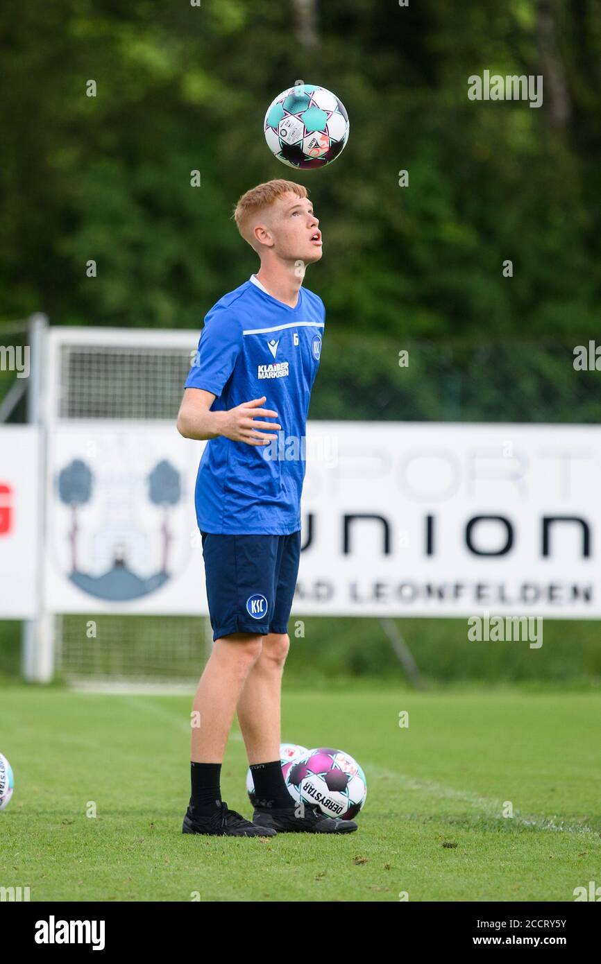 Luca Bolay Ksc Jongliert Den Ball Mit Dem Kopf Ges Fussball 2 Bundesliga Karlsruher Sc Trainingslager 08 24 2020 Fussball 2 Bundesliga Ksc Trainingslager Bad Leonfelden Osterreich 24 August 2020 Weltweite Nutzung Stockfotografie Alamy
