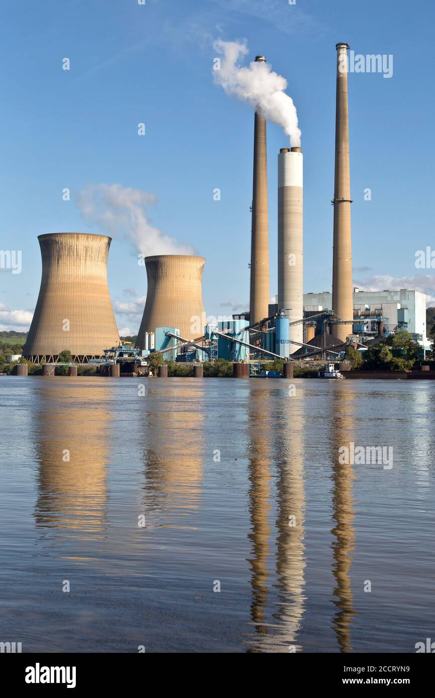 Pleasants Power Station, 1.3-Gigawatt-Kohlekraftwerk, am Ohio River gelegen. Stockfoto