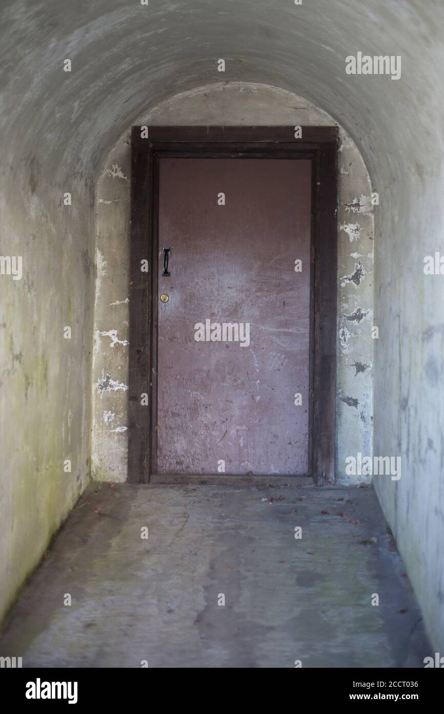 Eine Tür am Ende eines Betontunnels. Stockfoto