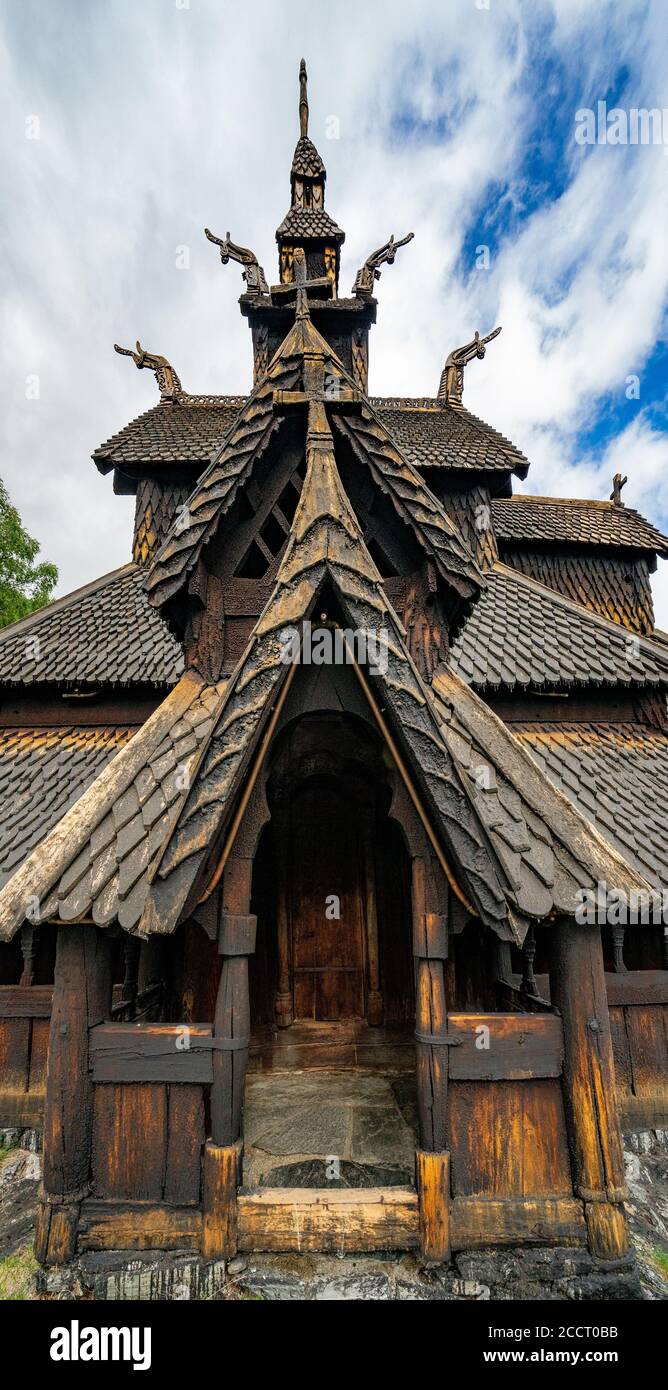 Fantastische Dachkonstruktion der Stabkirche Borgund am Kopf Von Laerdale in Vestland Mittelnorwegen komplett aus Holz gebaut Im 12. Jahrhundert Stockfoto