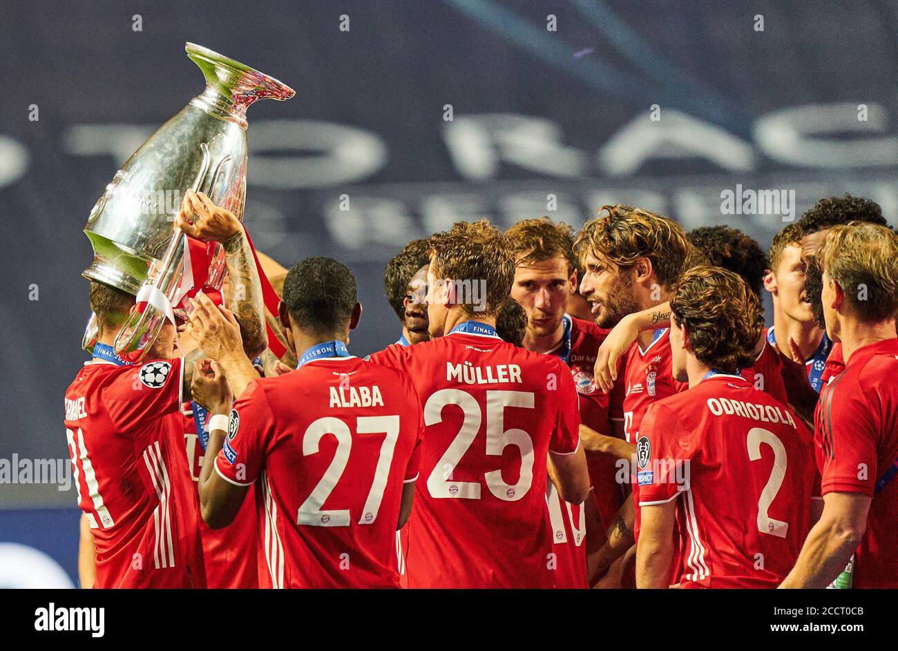 firo Fußball: Champions-League-Finale 23.08.2020 FC Bayern München, München, München - Paris Saint Germain 1: 0 Jubel bei der Siegerehrung mit Pokal Trophae Witz Humor Lucas HERNANDEZ (FCB 21) Manuel NEUER, FCB 1 mit Trophäe, Ivan PERISIC, FCB 14, Leon GORETZKA, FCB 18 Robert LEWANDOWSKI, FCB 9 Thiago ALCANTARA, FCB 6 Alvaro ODRIOZOLA, FCB 2 Kingsley COMAN, FCB 29 Philippe COUTINHO, FCB 10 Serge GNABRY, FCB 22 Thomas MUELLER, MULLER, FCB 25 Joshua KIMMICH, FCB 32 Benjamin PAVARD, FCB 5 Corentin TOLISSO, FCB 24 David ALABA, FCB 27 Peter Schsportatz/Pool/UEFA/REGROULA Stockfoto