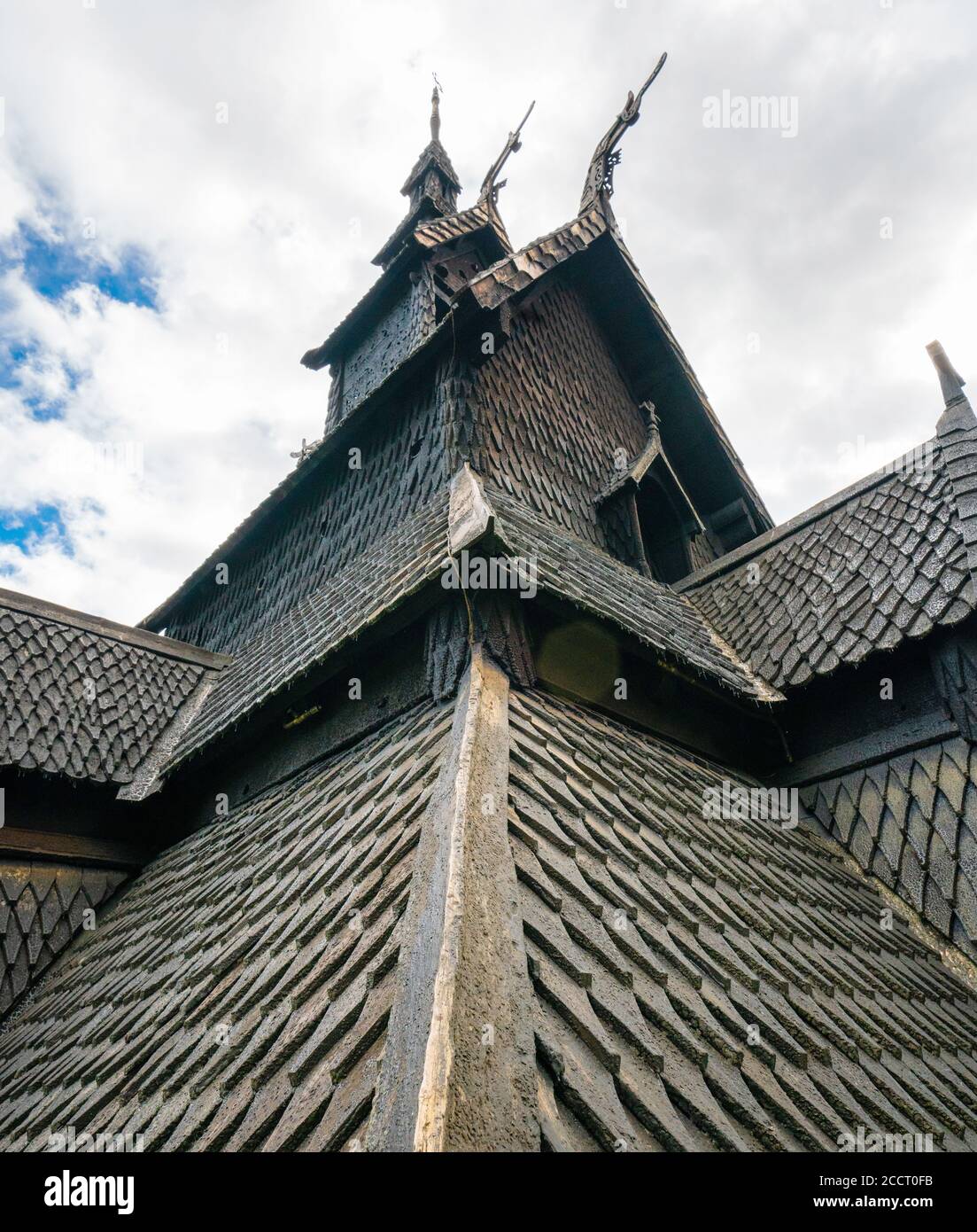Fantastische Dachkonstruktion der Stabkirche Borgund am Kopf Von Laerdale in Vestland Mittelnorwegen komplett aus Holz gebaut Im 12. Jahrhundert Stockfoto