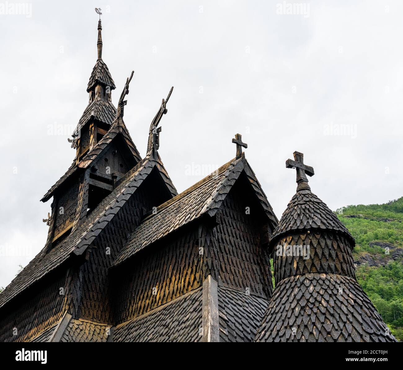 Fantastische Dachkonstruktion der Stabkirche Borgund am Kopf Von Laerdale in Vestland Mittelnorwegen komplett aus Holz gebaut Im 12. Jahrhundert Stockfoto