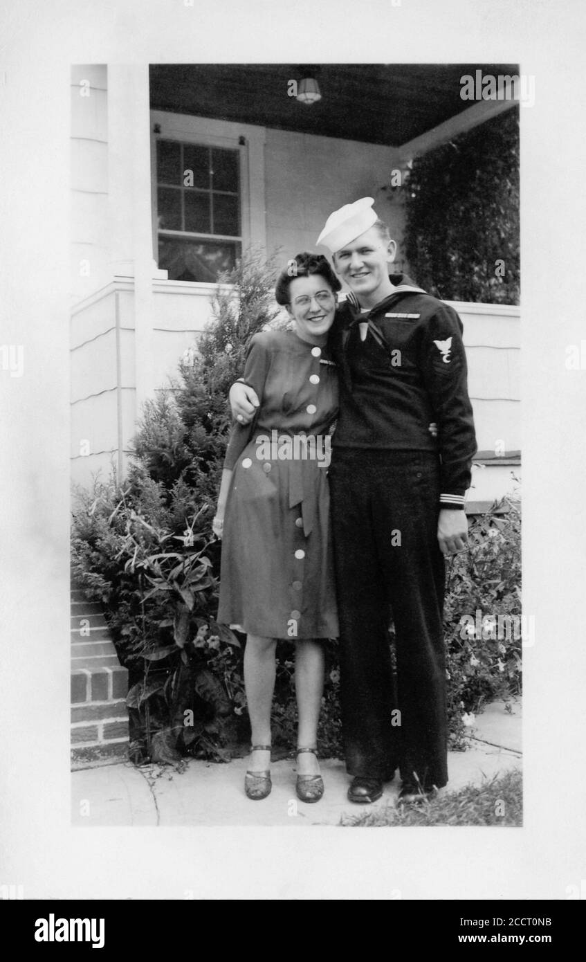 Junge, eingesandte Sailor, Hugs his Sister, World war 2 Era, USA Stockfoto