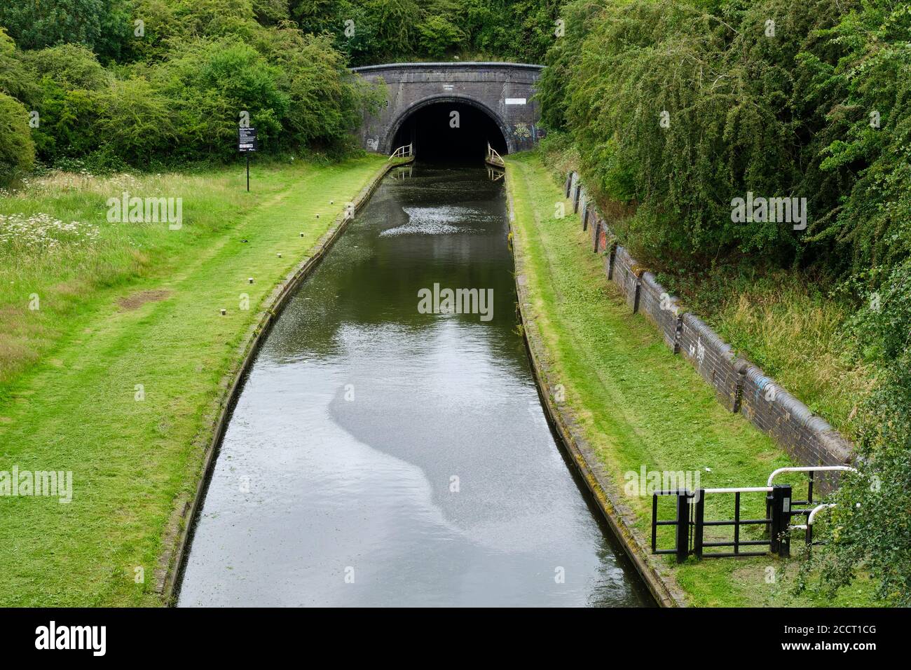 Der Dudley-Kanal, der in den Netherton Tunnel am Bumble Hole und Warrens Hall Local Nature Reserve eindringt, nahe Netherton, Dudley, Black Country, West Midla Stockfoto