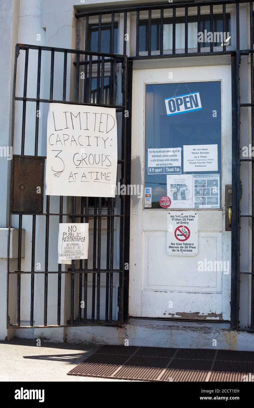 Schilder am Eingang zum Oregon Film Museum in Astoria, Oregon, mit Covid 19 Sicherheitshinweise. Stockfoto