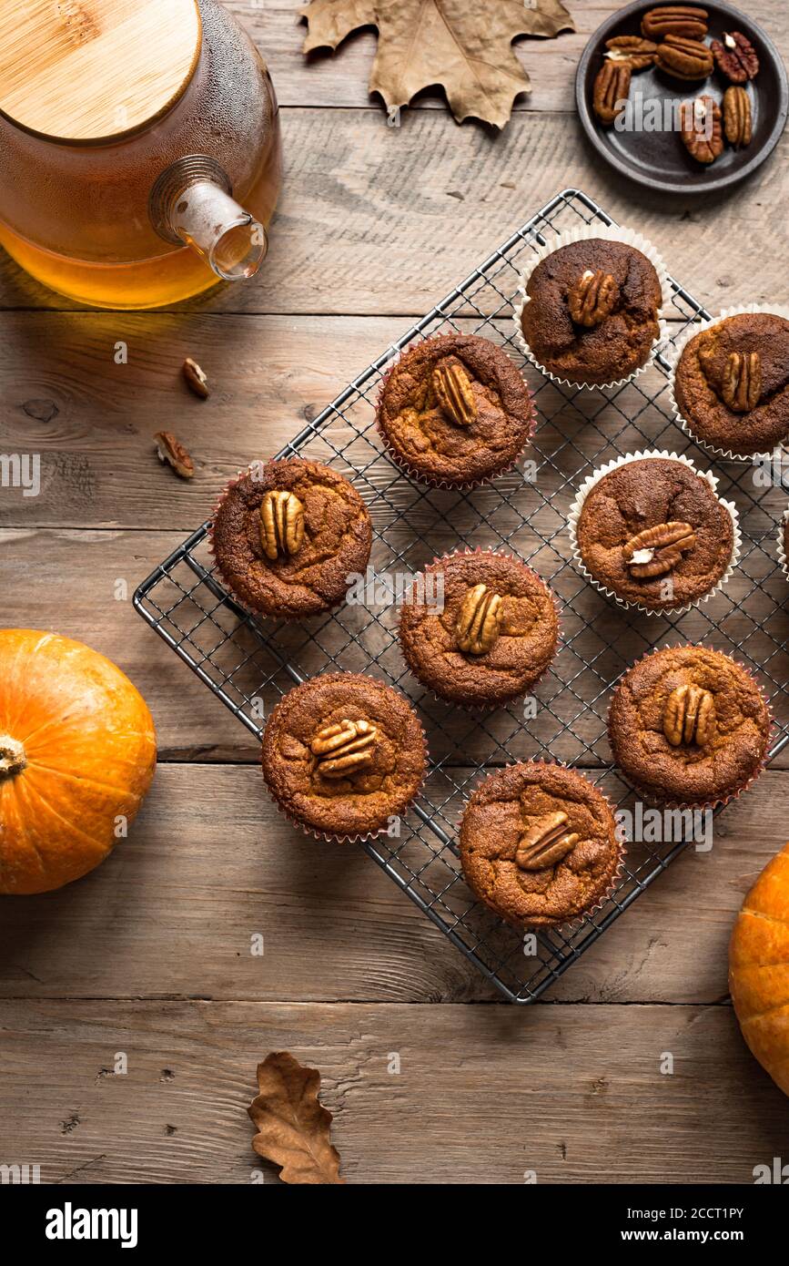 Herbstfrühstück. Hausgemachte Kürbis Gewürz-Muffins mit Pekannüssen, Draufsicht. Herbstbäcken der Saison. Stockfoto