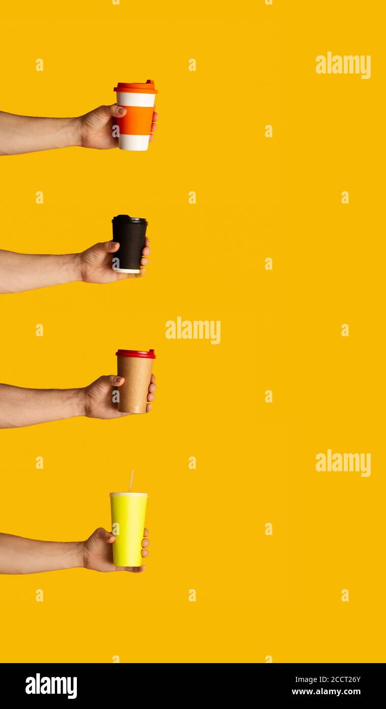 Collage mit einem jungen Mann, der verschiedene Tassen mit Getränken zum Mitnehmen auf orangefarbenem Hintergrund hält, leerer Raum Stockfoto