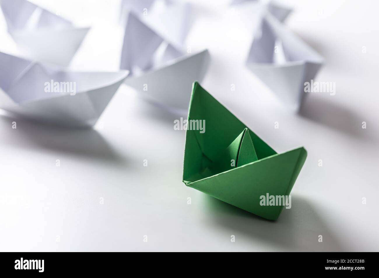 Grüne und weiße Papierboote. Konzept von Führungsbooten für Teamarbeit Gruppe oder Erfolg Stockfoto