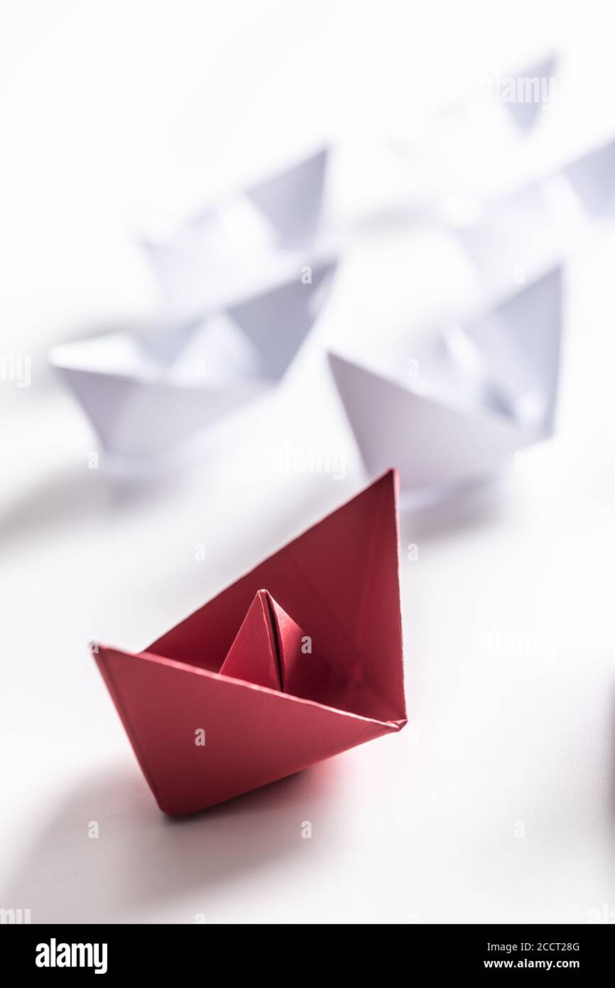 Rote und weiße Papierboote. Konzept von Führungsbooten für Teamarbeit Gruppe oder Erfolg Stockfoto