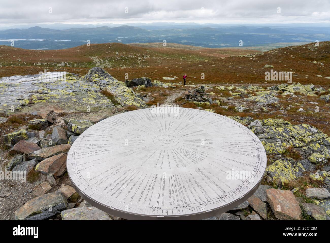 Orientierungstafel auf mehreren Horizonten auf dem Gipfel des Spatind Bei Lenningen in Mittelnorwegen mit Blick auf Joutunheimen Stockfoto