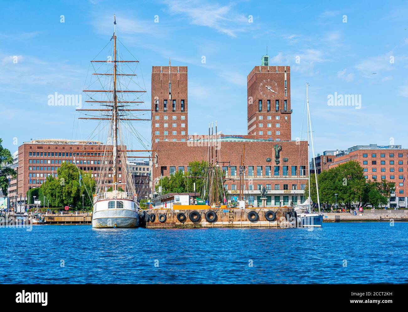 Oslo Rathaus die Radhuset - Ort des Nobelpreises Preisverleihungszeremonie aus Oslofjord - Norwegen Stockfoto