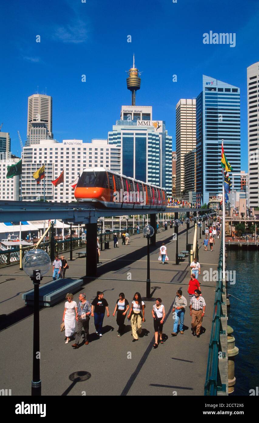 Darling Harbour mit Monorail Zug unter Skyline von Sydney in New South Wales, Australien Stockfoto