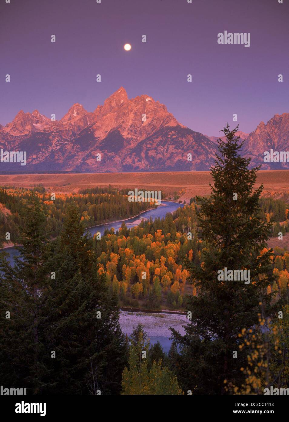 Mond über Mount Moran in Grand Teton über Snake River im Morgengrauen in der Nähe von Jackson, Wyoming Stockfoto