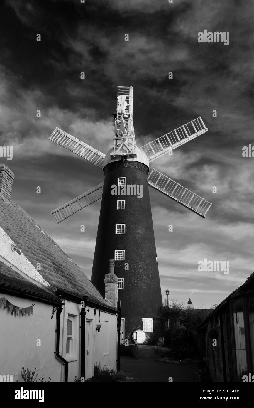 Blick auf den Sonnenuntergang über Waltham Windmill, Waltham Village, Lincolnshire County, England Stockfoto