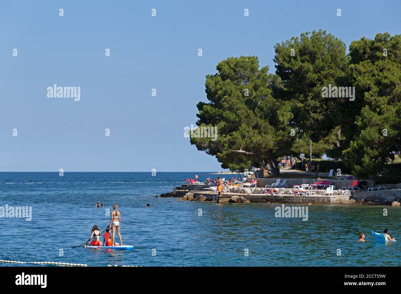 Strand in der Nähe von Porec, Istrien, Kroatien Stockfoto