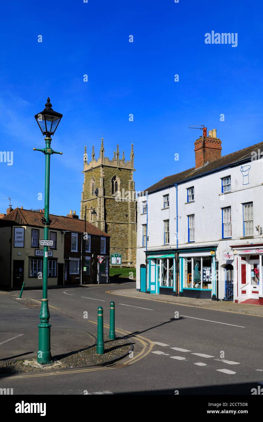 Blick auf die Straße von Alford Stadt mit St Wilfreds Kirche, Lincolnshire, England; Großbritannien Stockfoto