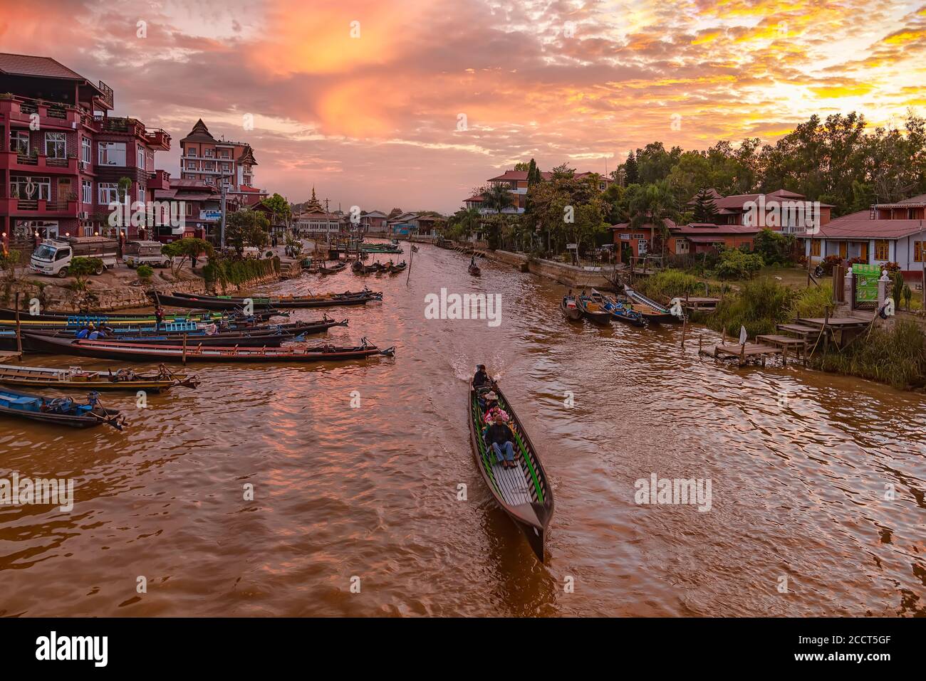 Nyaungshwe, Myanmar - 26. Dezember 2019: Blick auf den Flusskanal und den Kajaks Hafen bei Sonnenuntergang. Nyaungshwe ist das touristische Zentrum für Inle See Stockfoto