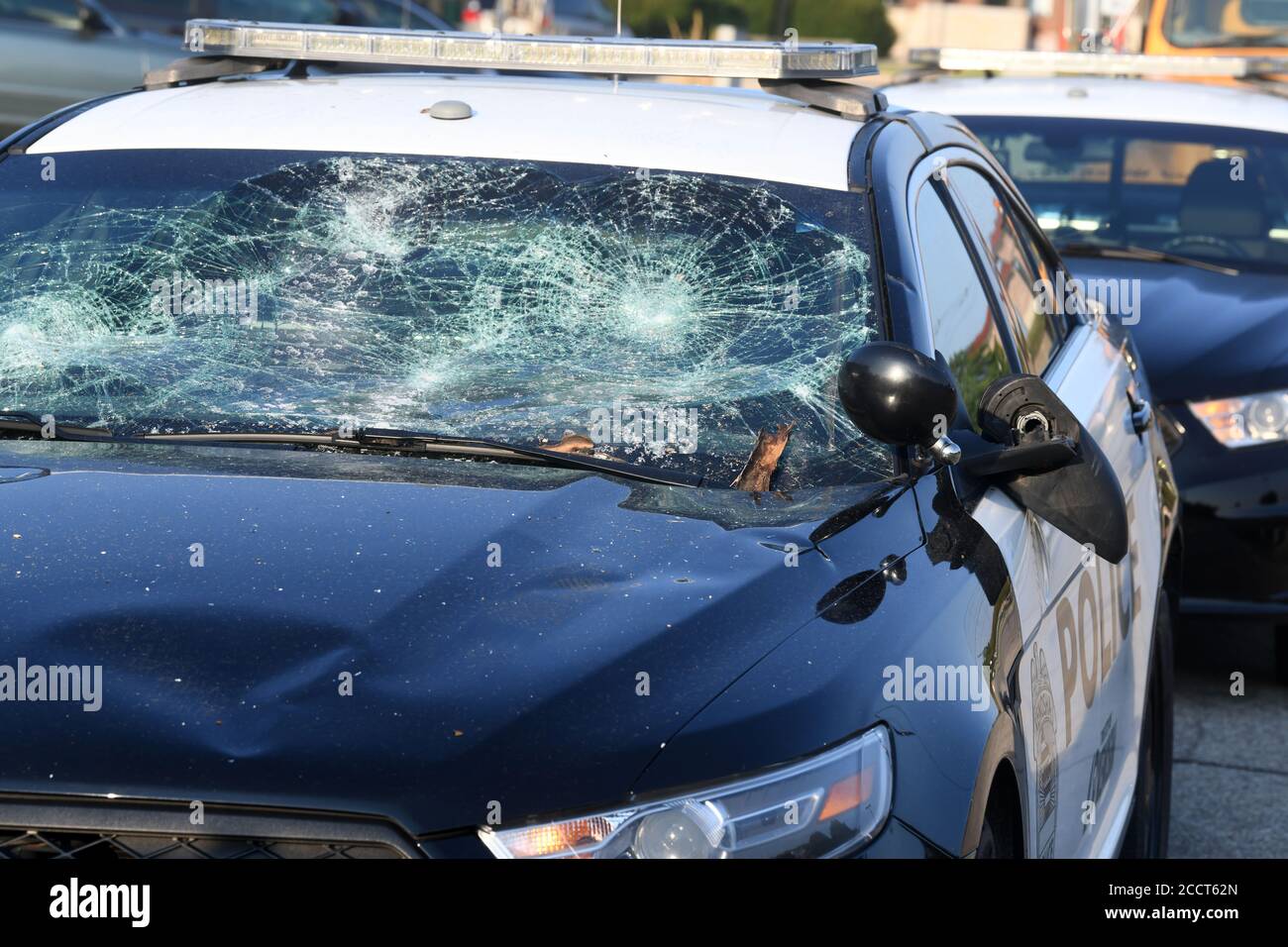 Kenosha, Wisconsin, USA. August 2020. Am Montag wird vor dem Kenosha County Public Safety Building in der Innenstadt von Kenosha ein vandalisierter Polizeiwagen gezeigt, nachdem ein weißer Polizeibeamter am Vortag auf Jacob Blake, einen afroamerikanischen Mann, geschossen hat. Das Video zeigt, wie der Offizier Blake von hinten an seinem T-Shirt schnappte, als er versuchte, in sein Auto zu steigen, und dann sieben Mal auf den Rücken im Pointblank-Bereich schießt. Die Schießerei, die von Wisconsin Gov verurteilt wurde. Tony Evers, wurde von Bränden und Plünderungen in der Innenstadt gefolgt. Blake wird am Montag aus der Operation und auf der Intensivstation berichtet. Das Museum Stockfoto