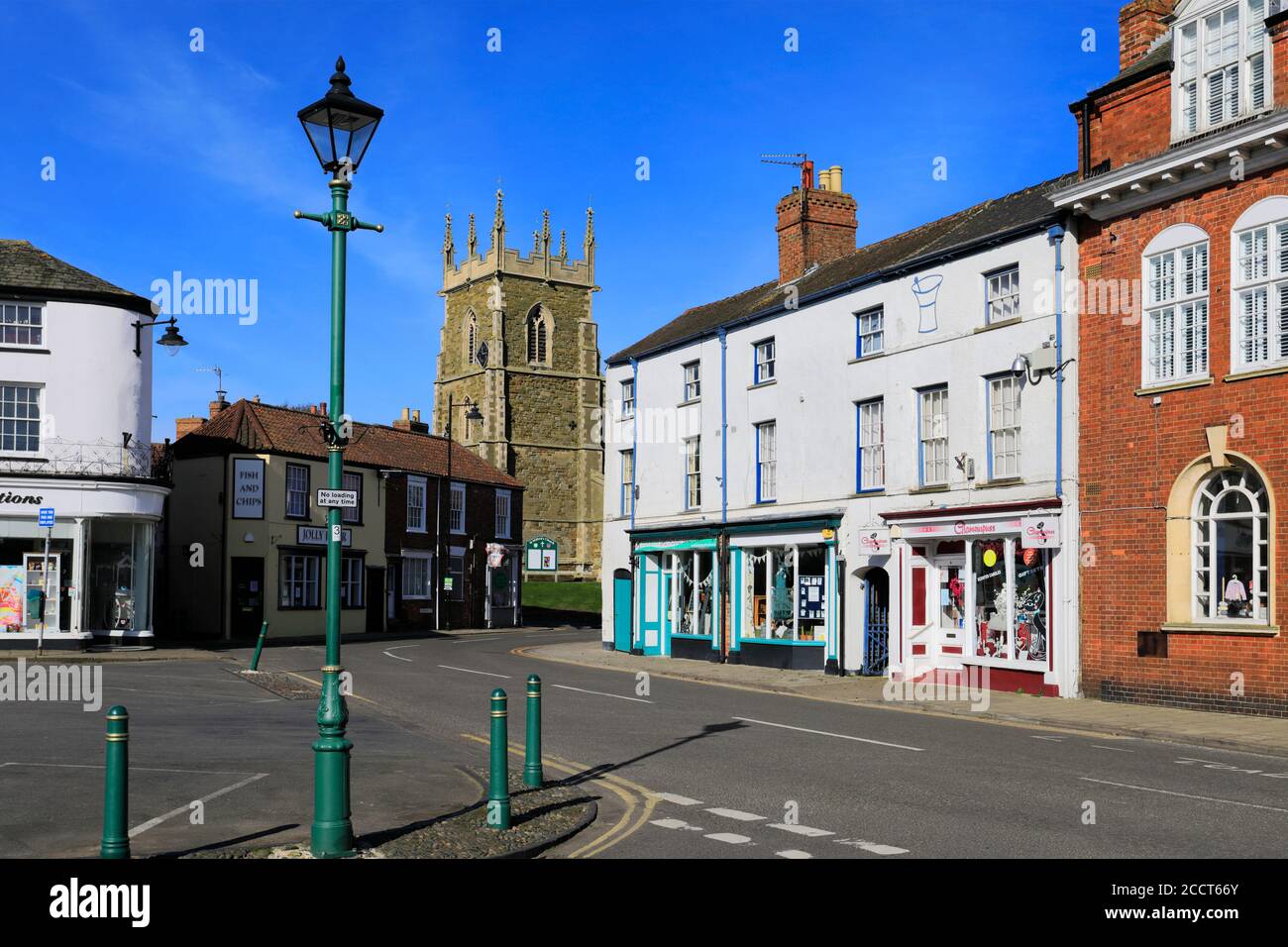 Blick auf die Straße von Alford Stadt mit St Wilfreds Kirche, Lincolnshire, England; Großbritannien Stockfoto