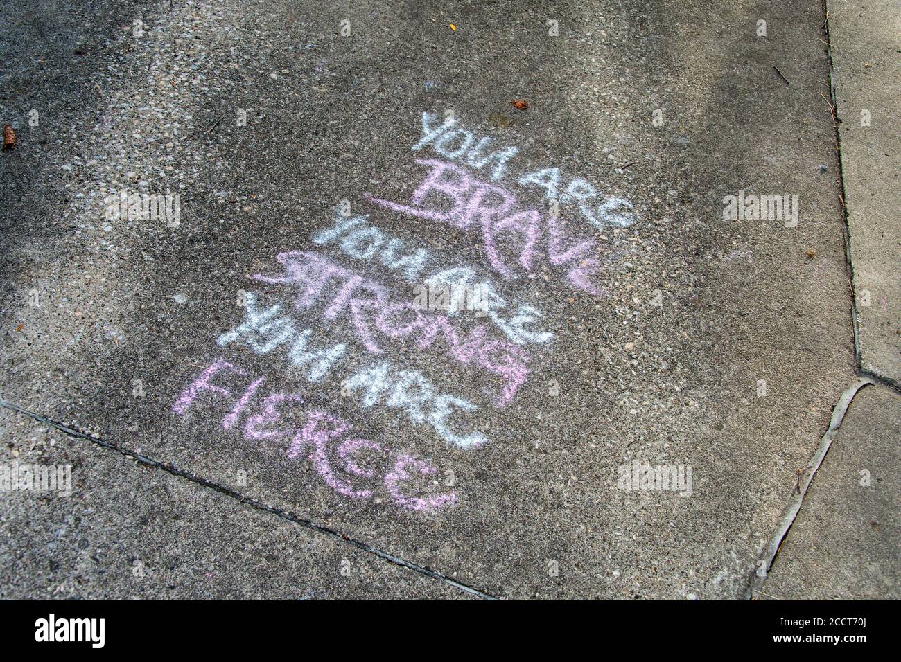 Ein motivierendes Sprichwort in Kreide auf einem Bürgersteig in Ankeny, Iowa geschrieben. Stockfoto