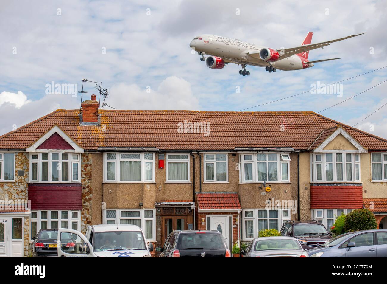 Flughafen Heathrow, London, Großbritannien. 24. August 2020. Westlicher Betrieb Flugzeuge Ankunft auf der südlichen Landebahn 27L, nachdem es wegen Reparaturen geschlossen wurde, während der Flugverkehr während der schlimmsten COVID-19 Sperre reduziert wurde. Bild: Virgin Atlantic Flug von Shanghai über den Dächern der Myrtle Avenue. Kredit: Malcolm Park/Alamy. Stockfoto