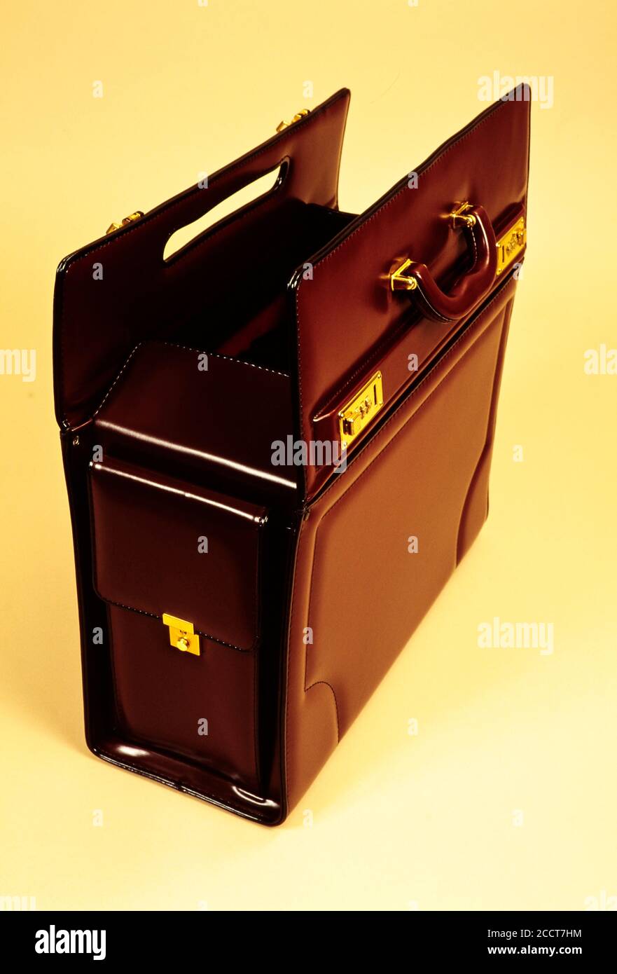 Leder oder Stoff beschichtete, verschlossene Taschen in verschiedenen Farben für den Transport von Papierkram für Geschäftsleute. Ziplock-Tasche für den Transport wertvoller Dokumente. Stockfoto