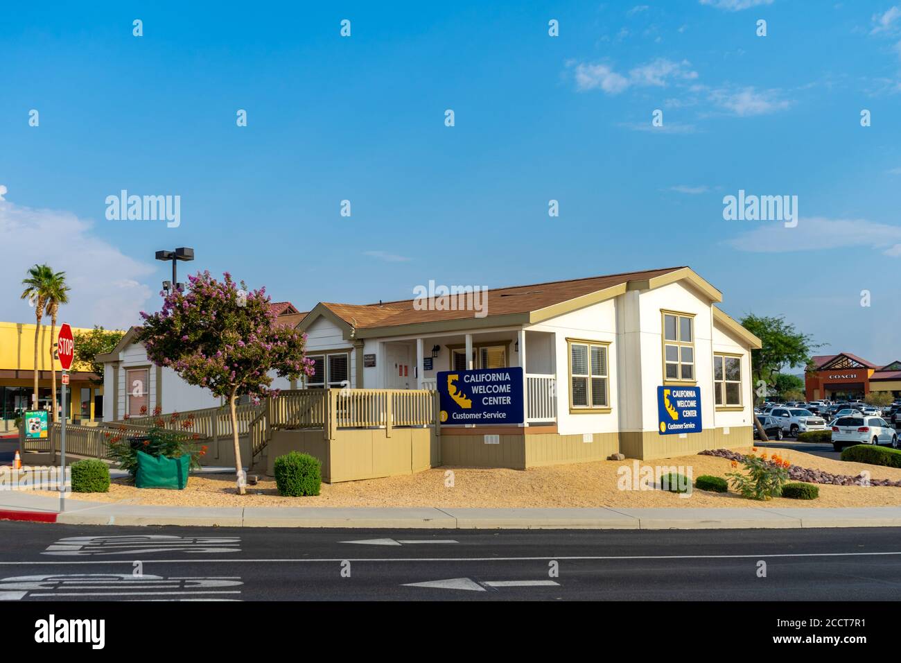 Barstow, CA / USA – 22. August 2020: Das California Welcome Center in den Outlets in Barstow befindet sich neben der Interstate 15 in Barstow, Kalifornien. Stockfoto