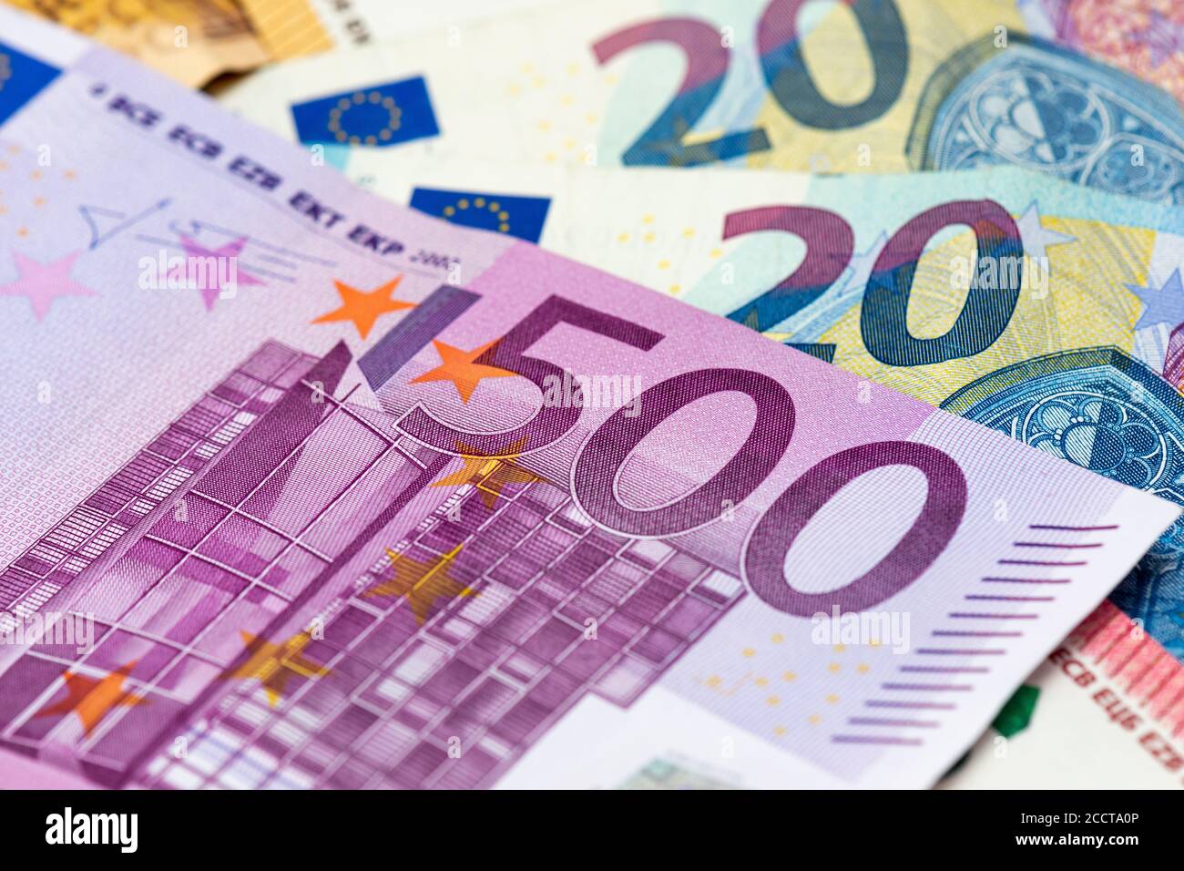 500 Euro Banknote zwischen 50, 20,10 und 5 Euro Banknoten. Nahaufnahme Stockfoto