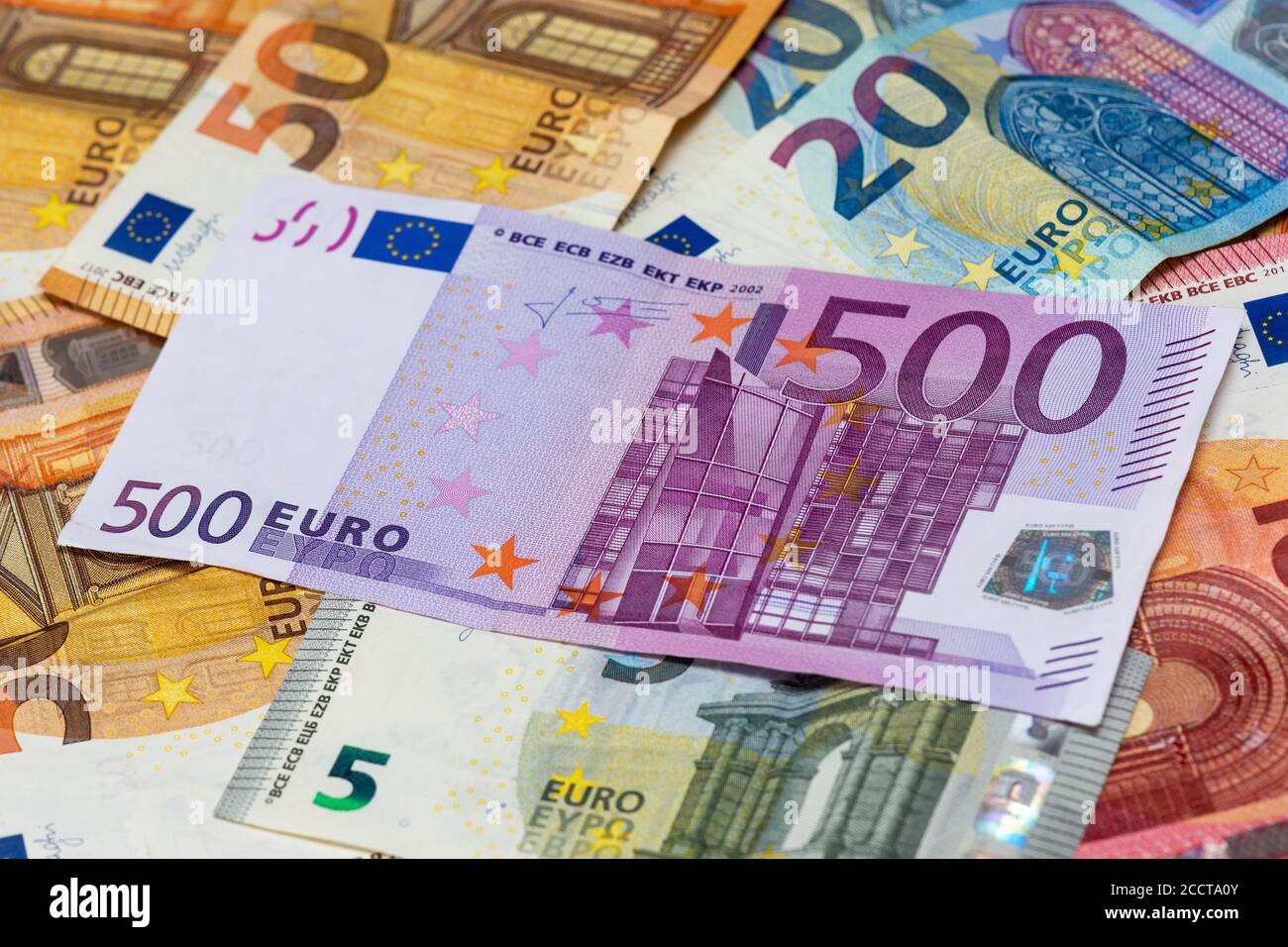 500 Euro Banknote zwischen 50, 20,10 und 5 Euro Banknoten. Nahaufnahme Stockfoto