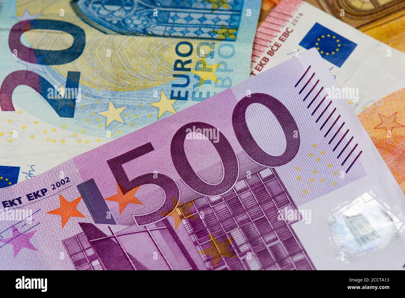 500 Euro Banknote zwischen 50, 20,10 und 5 Euro Banknoten. Nahaufnahme Stockfoto