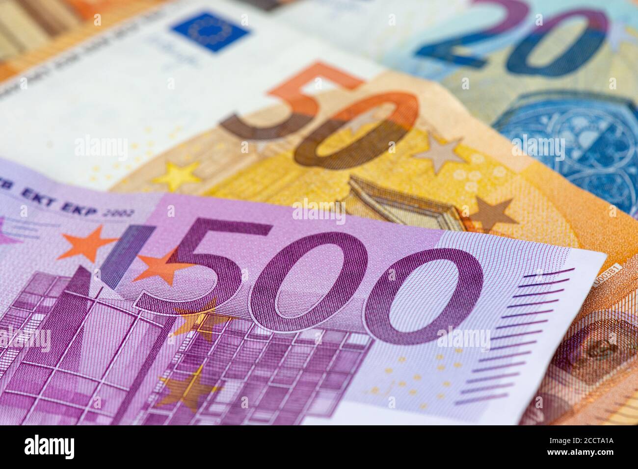 500 Euro Banknote zwischen 50, 20,10 und 5 Euro Banknoten. Nahaufnahme Stockfoto