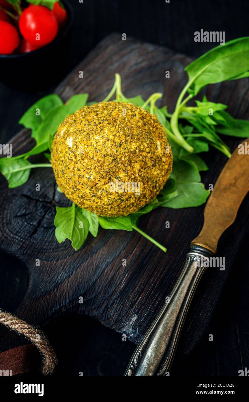 Kleiner Ball aus Schweizer Hartkäse Belper Knolle aus Kuhmilch. Stockfoto